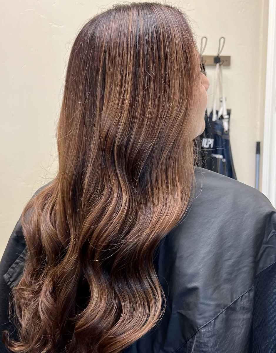 DN MAXX Salon — long glossy waves