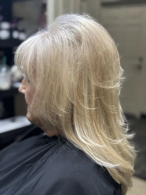 A layered blonde style from Miriam Torres’s Booksy portfolio