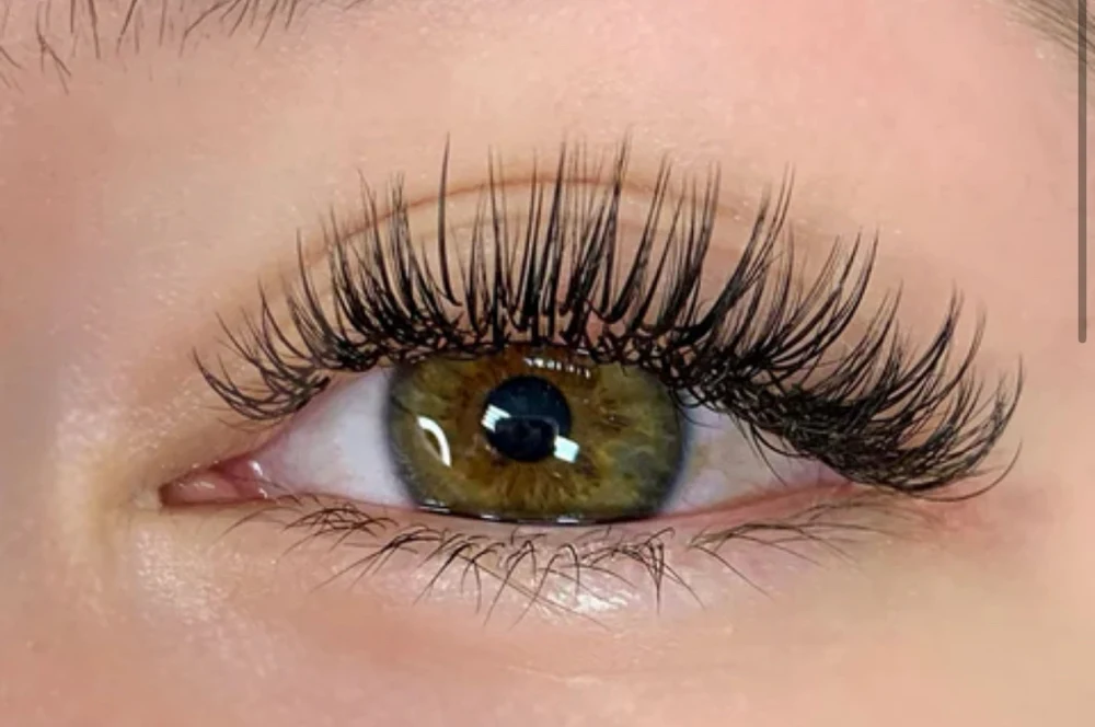 Wet set lash image from Serenity Lash Lounge’s published service menu